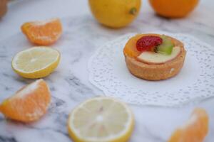 fruit tartelette avec orange, kiwi, fraise et mandarin photo