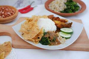 nasi lemak, indonésien nourriture avec riz et frit poulet photo