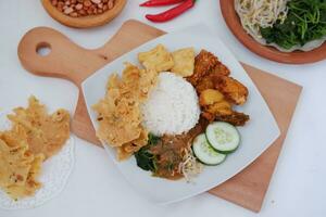 nasi lemak, indonésien nourriture avec riz et frit poulet photo