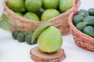 Frais goyave fruit dans une panier sur blanc Contexte. sélectif se concentrer. photo