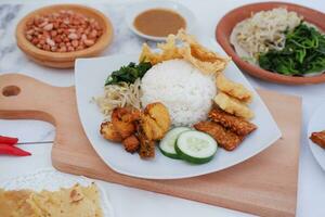 thaïlandais nourriture avec riz, frit Tofu, crevette pâte, sucré et acide sauce photo