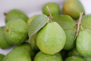 proche en haut de Frais goyave fruit dans le marché, Thaïlande. photo