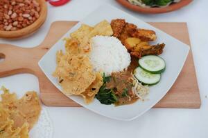 nasi lemak, indonésien nourriture avec riz et frit poulet photo