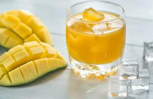 mangue jus sur le en bois table photo