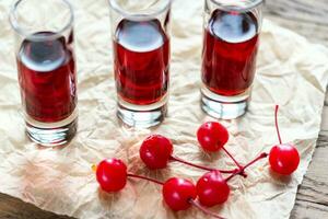 verres de cherry brandy avec des cerises à cocktail photo
