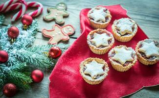 branche d'arbre de Noël décorée avec pâtisserie de vacances photo