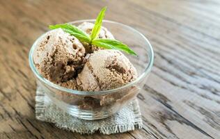 glace au chocolat avec garniture de dessert photo