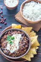 bol de le Chili con carne avec blanc riz photo