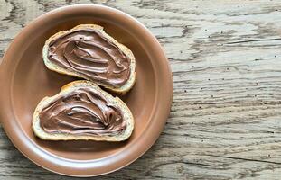 tranches de baguette à la crème au chocolat photo