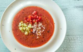 portion de Gaspacho sur le en bois table photo