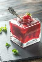 verre pot de fraise confiture photo