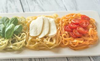 Pâtes avec basilic, mozzarella et Cerise tomates photo