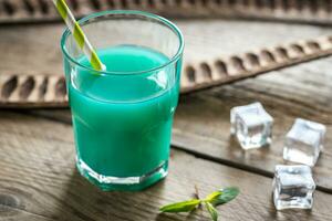 verre de curaçao bleu et cocktail de jus photo