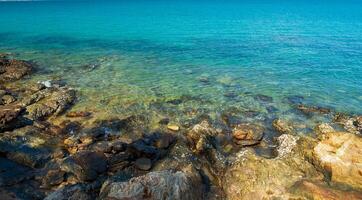 paysage vue été bleu mer calme vague. vent coups cool et encore voir Roche distance encore île et ciel clair Regardez détendu. adapté se détendre Voyage Khao apprendre toi nationale parc rayong Thaïlande pacifique photo