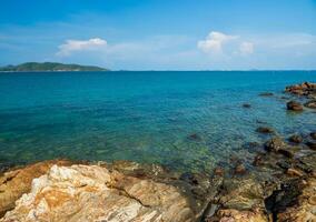 paysage vue été bleu mer calme vague. vent coups cool et encore voir Roche distance encore île et ciel clair Regardez détendu. adapté se détendre Voyage Khao apprendre toi nationale parc rayong Thaïlande pacifique photo