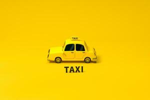 mini 3d Taxi, mini voiture avec Jaune couleur, 3d le rendu. photo