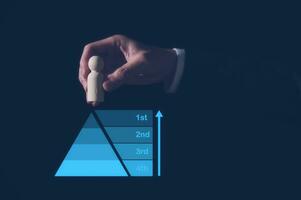 homme d'affaire cueillette en bois gens à mettre sur Haut de virtuel Triangle hiérarchie photo