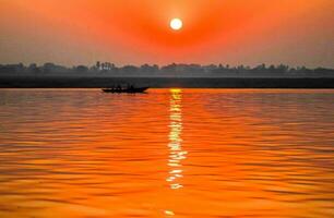 tropical mer le coucher du soleil arbre ciel vue Contexte photo