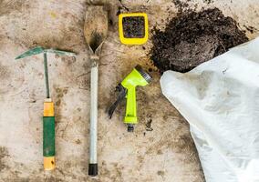 jardin outils pour plantation sur table photo