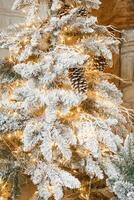 intérieur de une pièce avec une cheminée, Noël des arbres avec artificiel neige et guirlandes, fermer. crée une magique Noël atmosphère. photo