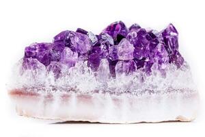 macro pierre minérale améthyste violette en cristaux sur fond blanc photo