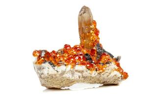 macro minéral pierre spessartine, orange, rouge grenat avec quartz sur blanc Contexte photo