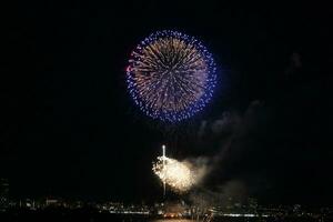 feux d'artifice plus de le l'eau photo