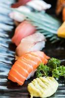 sushi en plaque noire photo