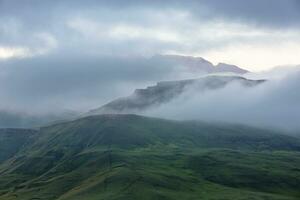 faible brouillard de bonne heure dans le Matin sur le Montagne photo