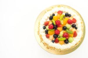 gâteau aux fruits sur fond blanc photo