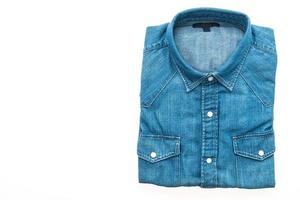 chemise en jean sur fond blanc photo