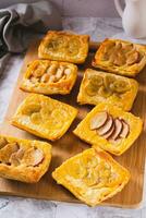 petit à l'envers bouffée Pâtisserie Gâteaux avec banane et Pomme sur une planche verticale vue photo