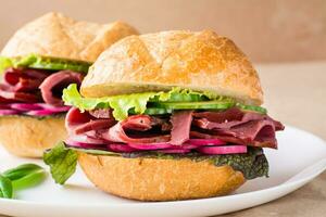 prêt à manger Hamburger avec pastramis, des légumes et basilic sur une assiette sur artisanat papier. américain vite aliments. fermer photo