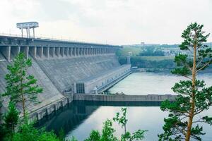 grand hydro-électrique Puissance plante dans le lit de rivière. alternative renouvelable énergie la source photo