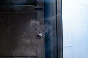 une perdre connaissance nuage de fumée dérivé passé le porte, donnant une clair voir. photo