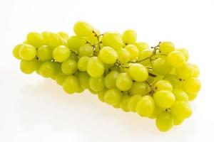 raisins verts sur blanc photo