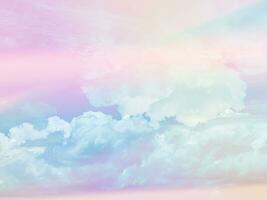 beauté douce pastel bleu rose coloré avec des nuages moelleux sur le ciel. image arc-en-ciel multicolore. fantaisie abstraite lumière croissante photo