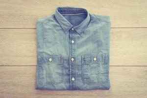 chemise en jean sur blanc photo