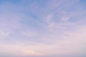 nuage blanc sur ciel bleu photo