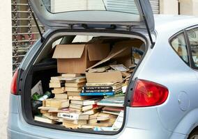 livres dans le voiture botte. photo