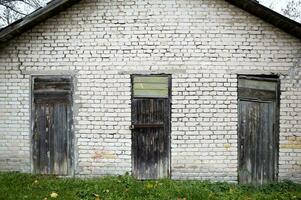 Trois des portes dans le vieux garage. photo