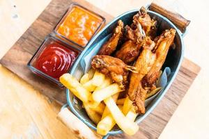 aile de poulet frit avec frites photo