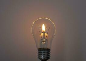 bougie sur lumière ampoule. coupure électrique, électricité désactivé, énergie crise ou Puissance panne, concept image photo