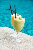 smoothies avec fond de piscine photo