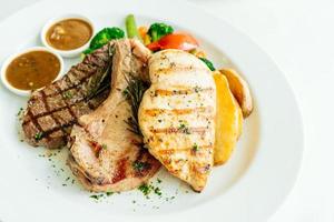 poitrine de poulet et côtelette de porc avec steak de viande de boeuf et légumes photo