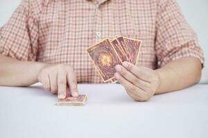 proche en haut homme mains tenir papier cartes. concept, des loisirs activité, jouer carte Jeux pour amusement ou pari. utilisation cartes pour prédiction, fortune caissier. superstition. culture de foi. loisir et Passe-temps photo