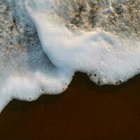 vagues sur sablonneux plage photo