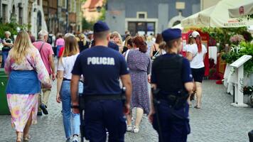 Varsovie, Pologne. 29 juillet 2023. foule de gens en marchant sur une rue. police patrouille le des rues. photo