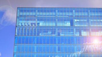 verre moderne bâtiment avec bleu ciel Contexte. vue et architecture détails. Urbain abstrait - les fenêtres de verre Bureau bâtiment dans lumière du soleil journée. photo