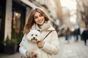 fille dans une blanc veste en marchant vers le bas le rue avec une chien dans sa bras photo